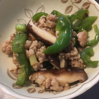 青じそドレッシングで椎茸とピーマンの鶏ひき肉炒め